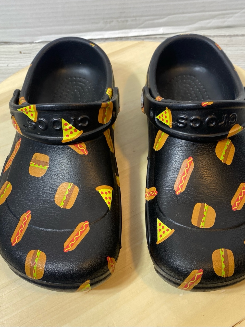 Crocs Bistro Women’s Food Print Clogs Black Pizza Burger Hot Dog Size W6 - Picture 2 of 10